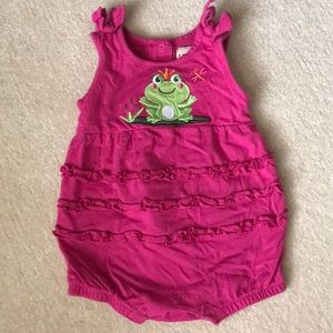 🛍 Ruffled frog romper